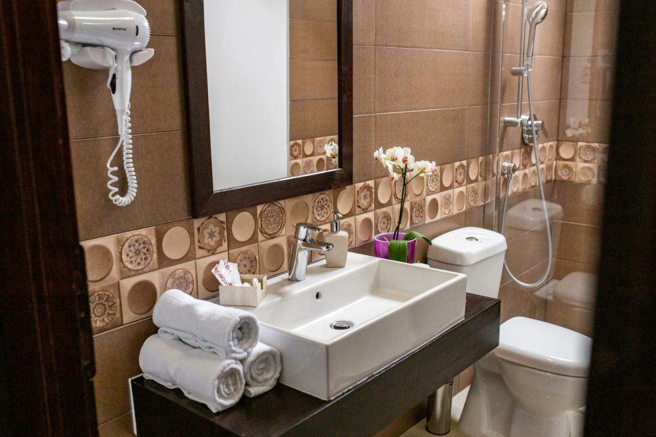 Hotel Floare De Colt Mînăstirea Humorului Exterior foto